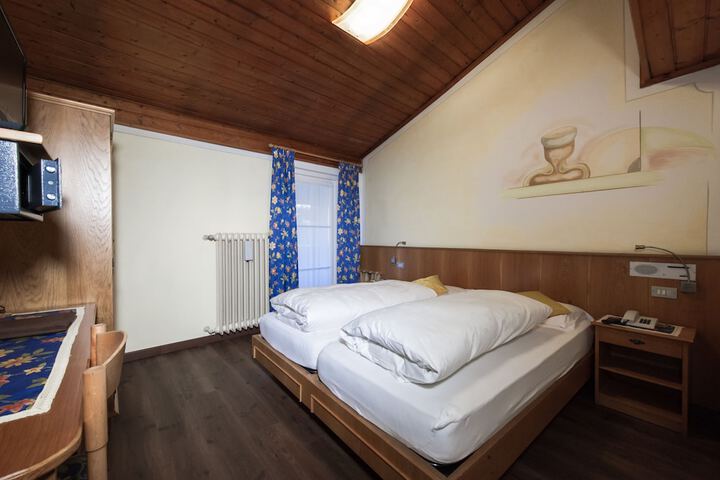 Room 6 of 37