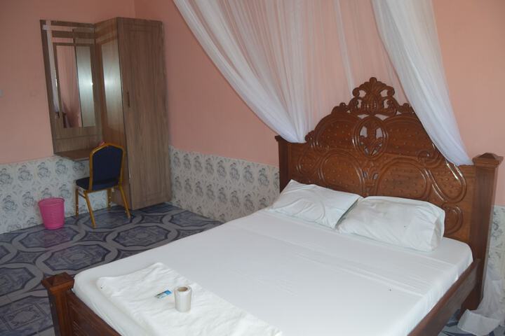 Room 7 of 32
