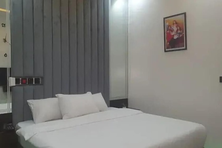Room 2 of 34