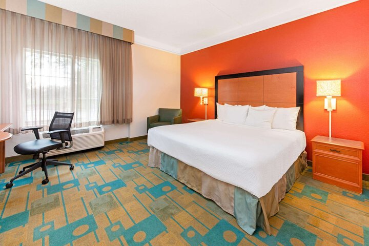1 King Bed (17 of 18)