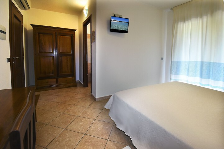 Room 3 of 83
