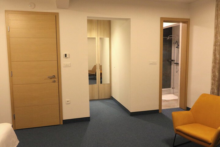 Room 10 of 17