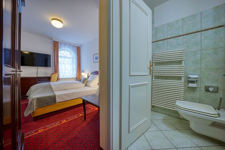 Room 17 of 77