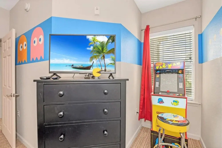 Room 10 of 18