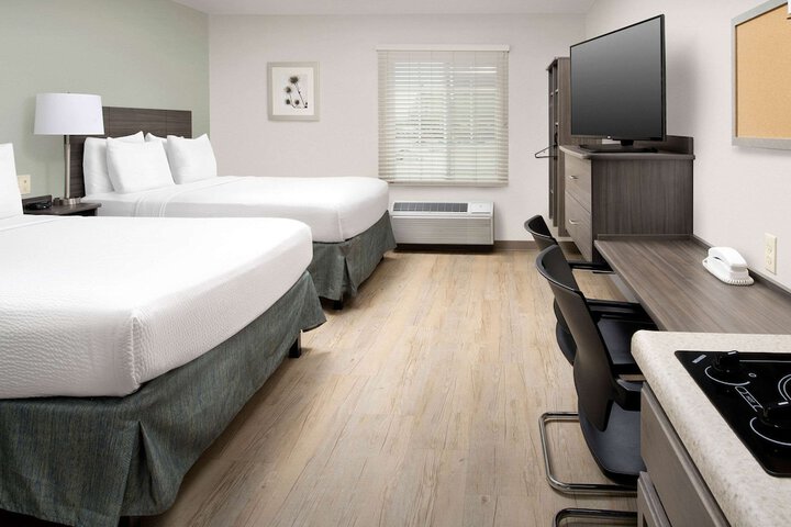 1 Queen Bed (10 of 18)