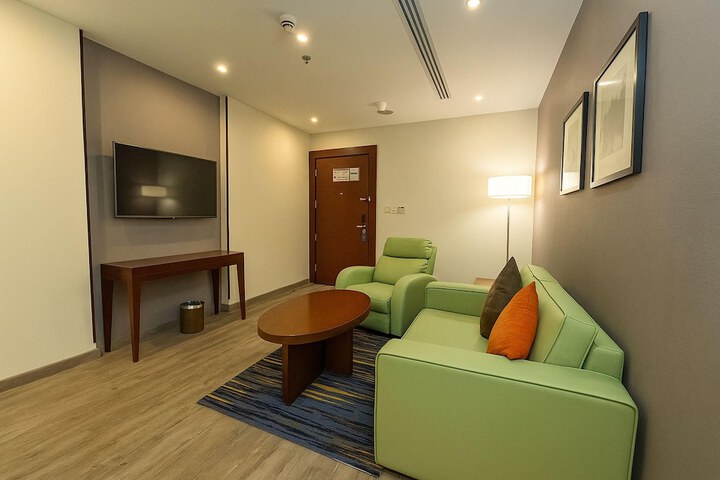 Room 27 of 106