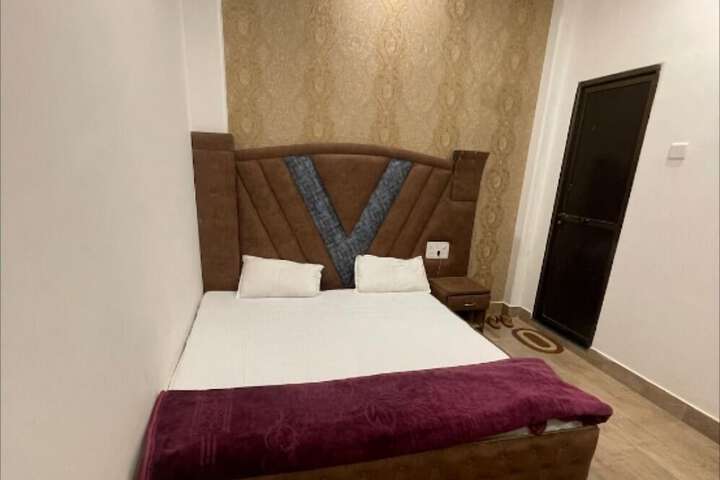Room 6 of 18