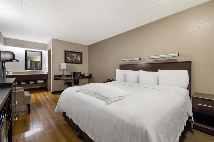 Standard King Room (6 of 25)