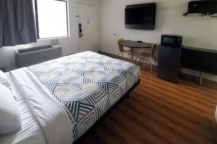 Room 5 of 18