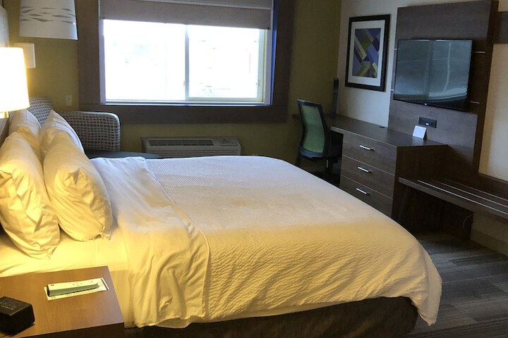 1 King Bed Standard Comm Accessible Tub (18 of 27)