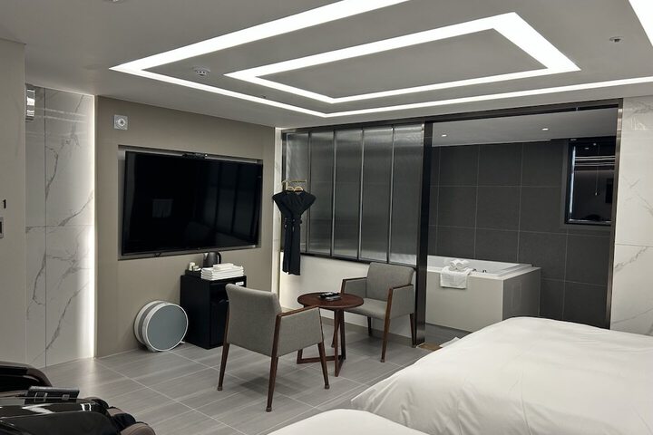 Room 28 of 48