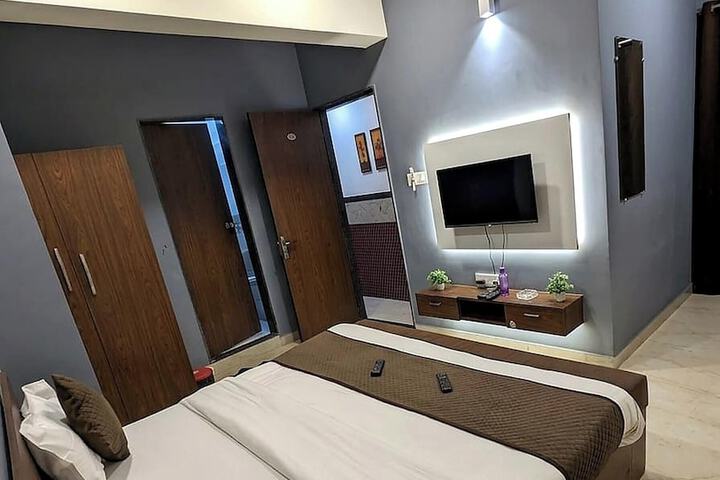 Room 5 of 12