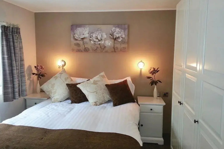 Room 5 of 12