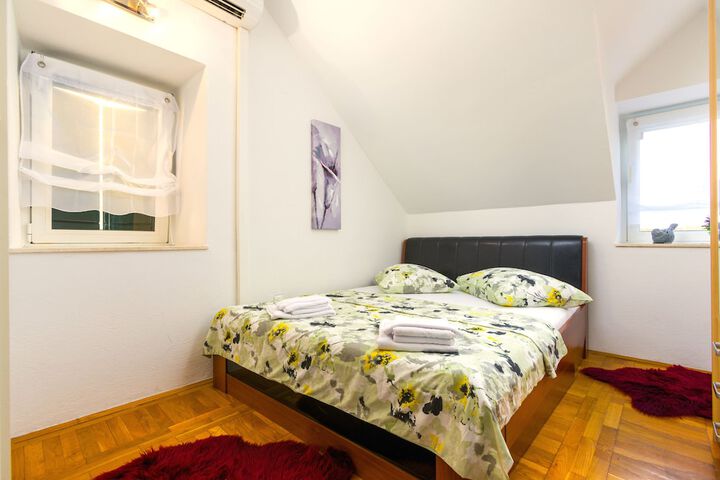 Room 7 of 180