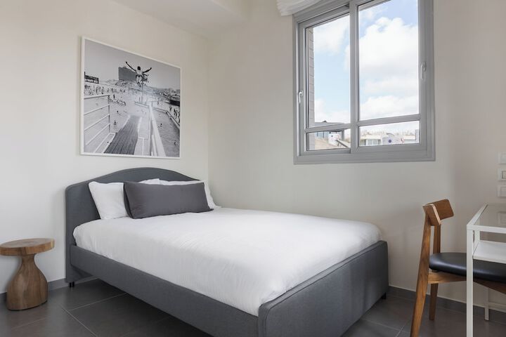 Room 3 of 78