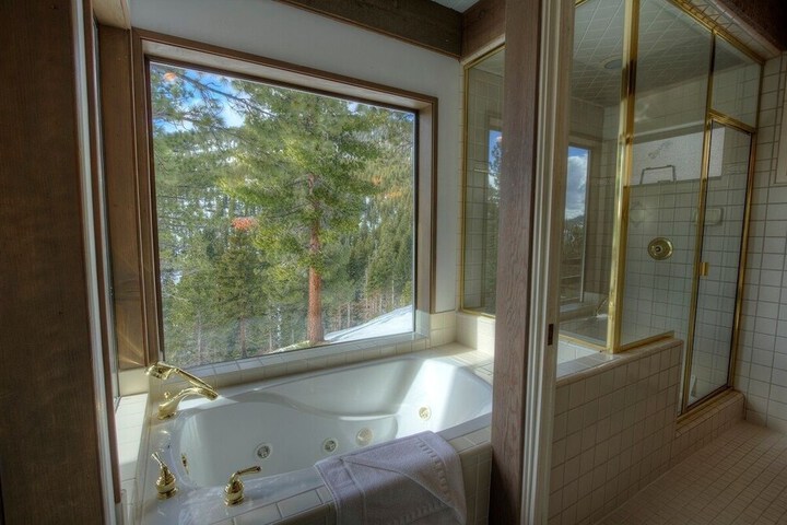 Room 32 of 49