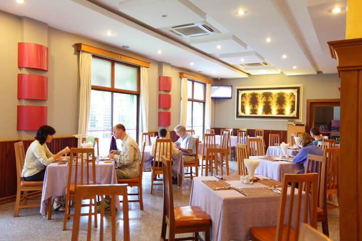 Dining 39 of 56