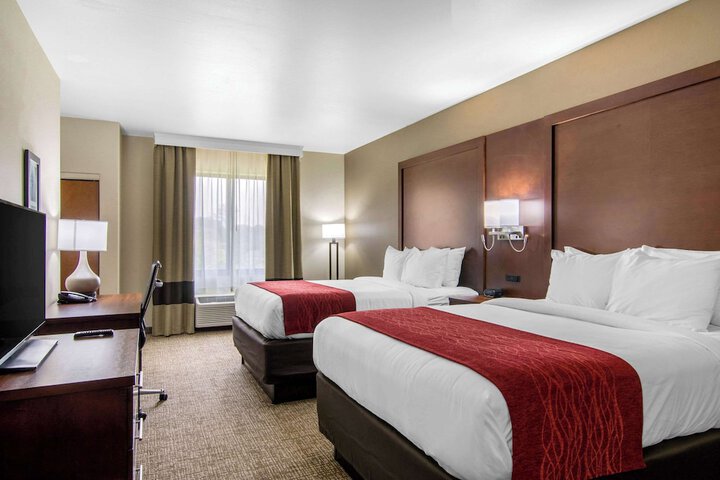 2 Queen Beds (11 of 12)
