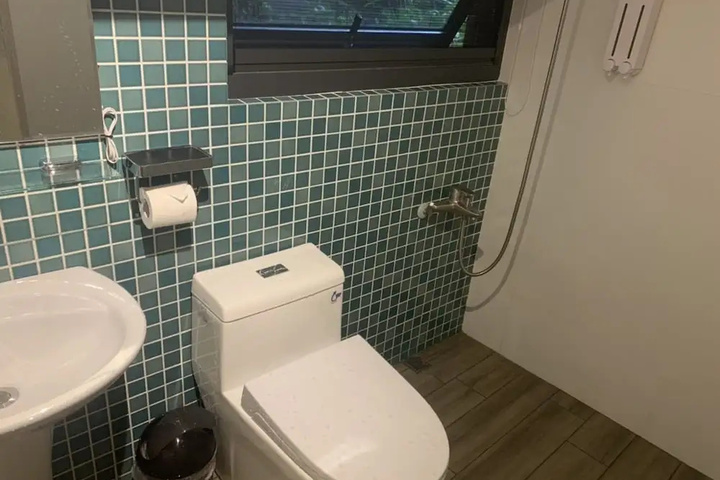 Room 8 of 14
