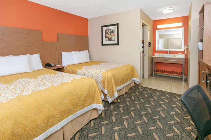 1 Queen Bed (15 of 16)