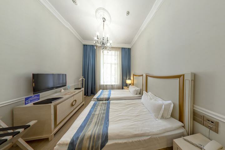 Room 25 of 76