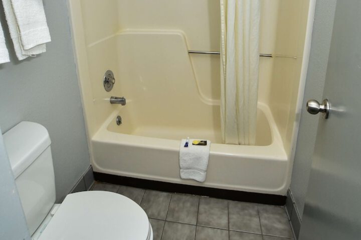 1 Double Bed Accessible (8 of 14)