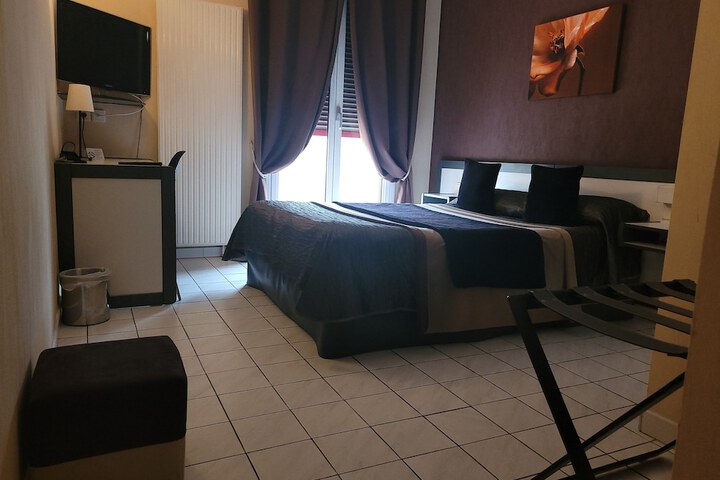 Room 27 of 143