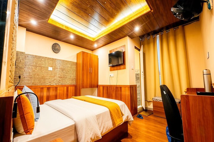 Room 5 of 18