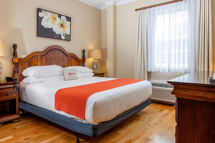 Traditional Single Room 1 King Bed (1 of 10)