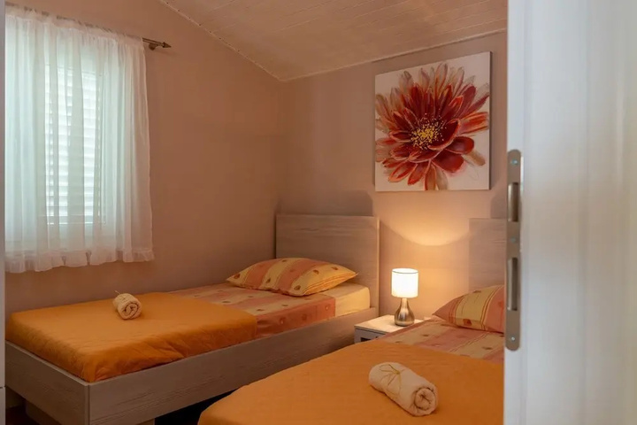 Room 6 of 19