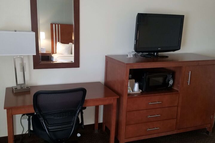 2 Queen Beds Flat Screen Television Microwave and Refrigerator High Speed Internet Accessible Continental Breakfast (5 of 8)