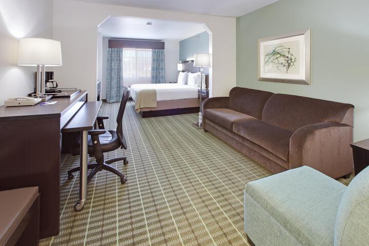 1 King Bed (5 of 11)