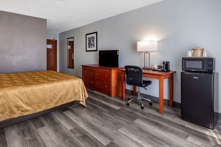 1 King Bed (9 of 12)