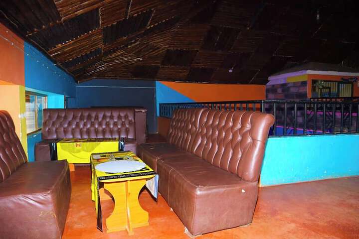 Lounge 16 of 40