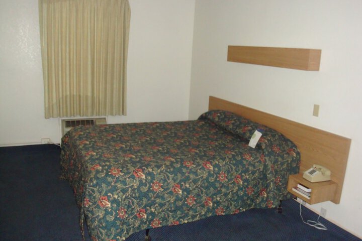 1 Queen Bed (3 of 4)