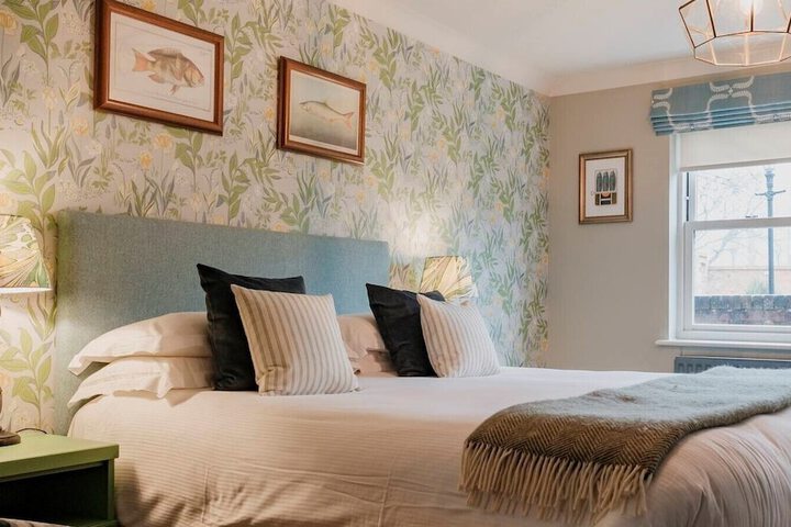 Room 2 of 77