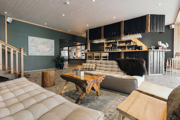 Lounge 84 of 101