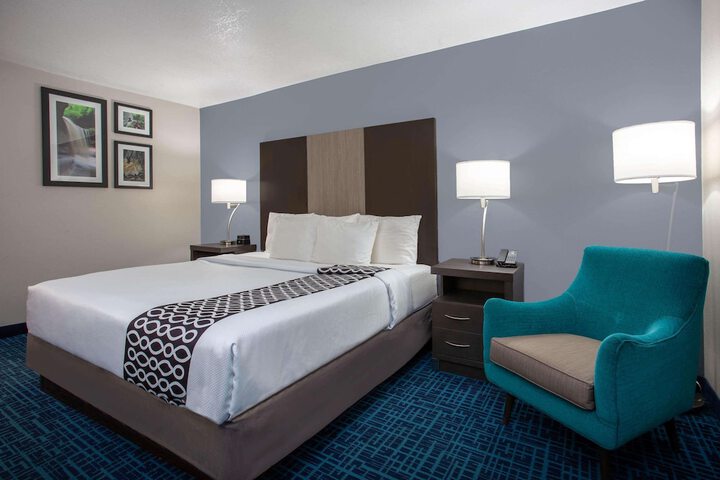 1 King Bed (5 of 14)