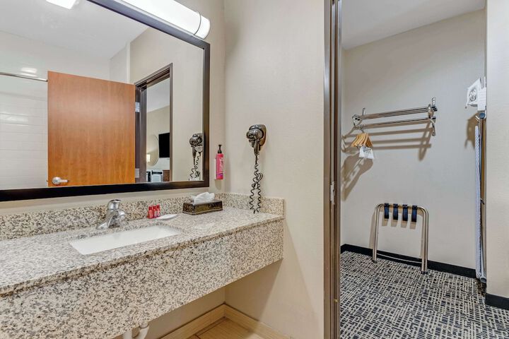 1 King Bed Flat Screen Television Microwave and Refrigerator High Speed Internet Accessible Full Breakfast (2 of 9)