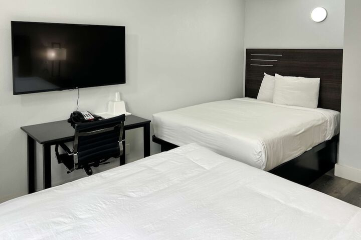 1 Queen Bed Micfridge (9 of 9)