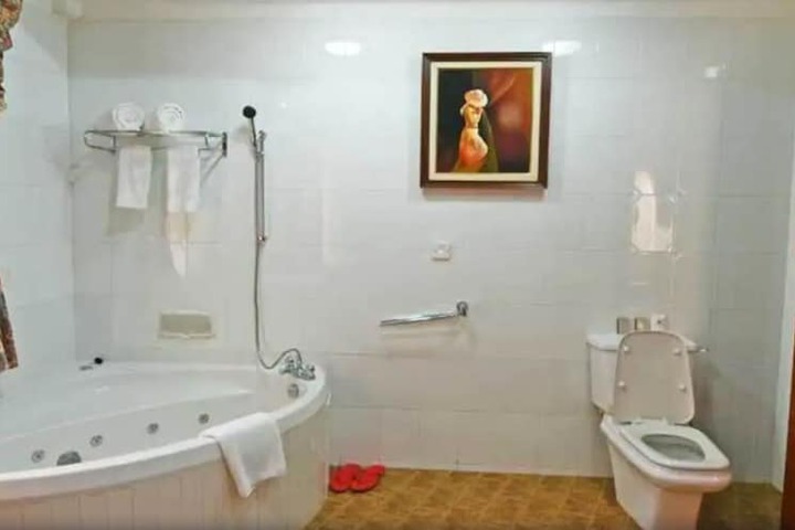 Room 21 of 34
