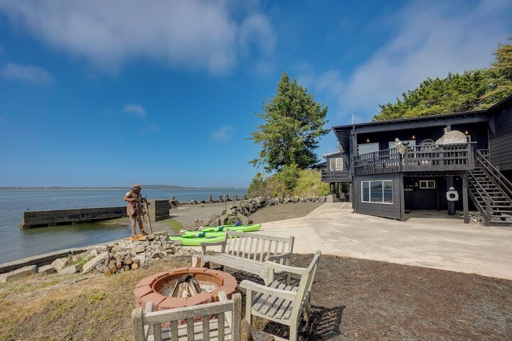 Waterfront Coos Bay Retreat w / Kayaks!