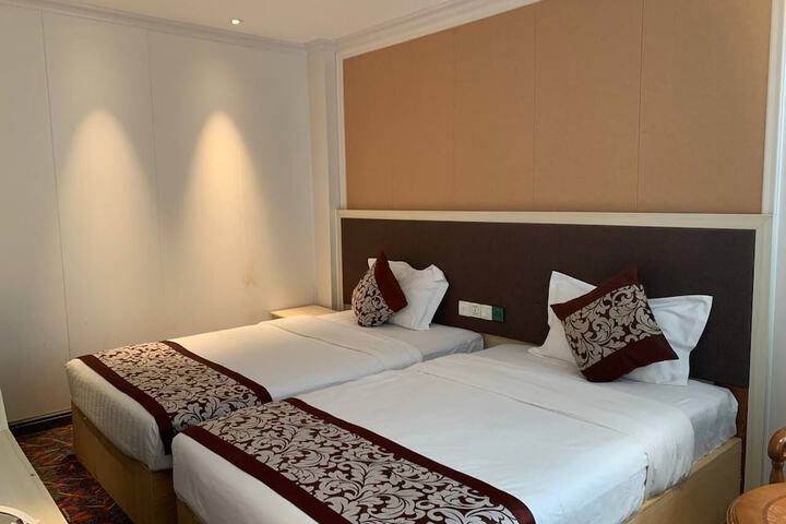 Room 6 of 14