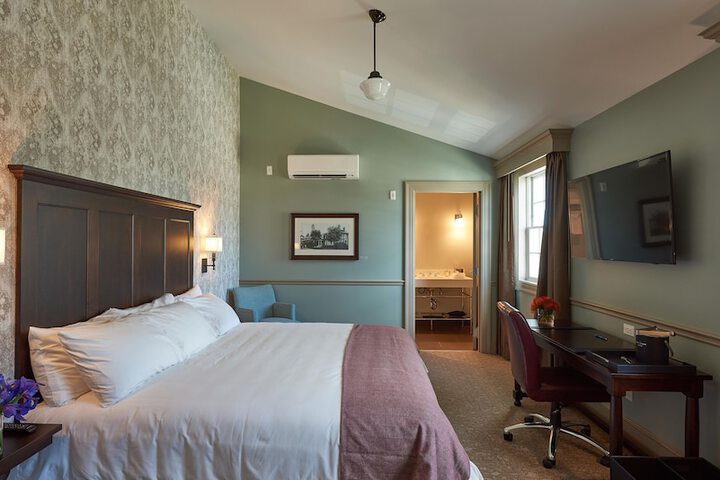 Premier King Bed Hill View (13 of 30)
