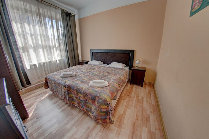 Room 33 of 272