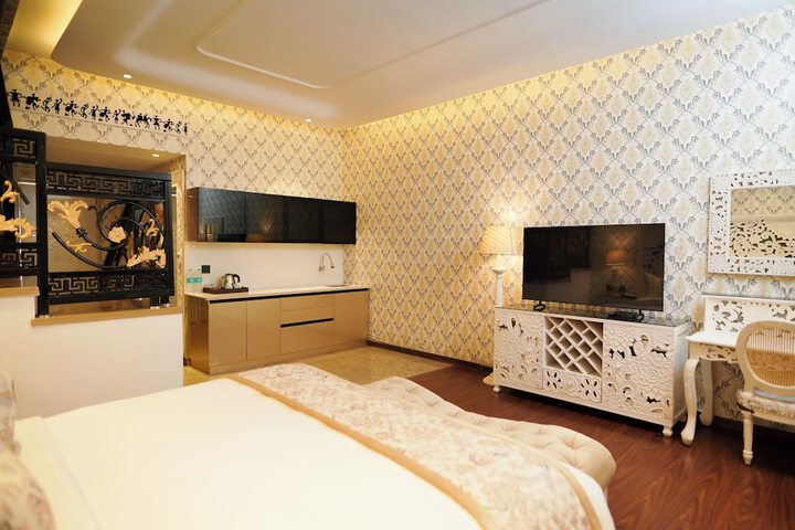 Room 7 of 12