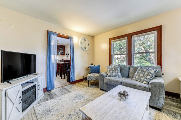 Apartment 1 Mi to Buffalo Botanical Gardens!