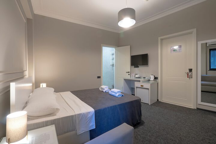 Room 10 of 77