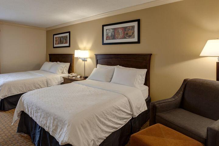 2 Queen Beds (13 of 15)
