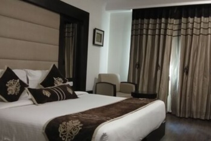 Room 9 of 14